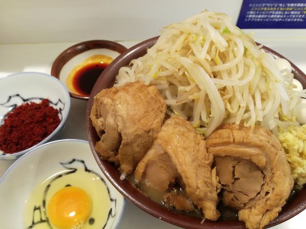 「ラーメン（大盛）＋生卵」@ハイパーファットンの写真