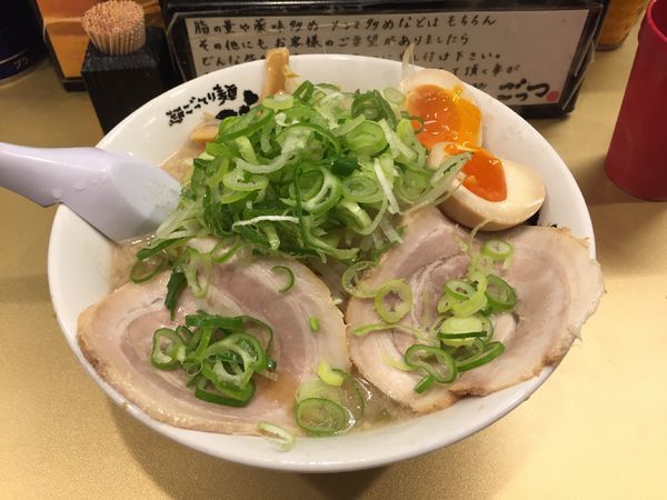 「しょうゆ味玉子ラーメン(太麺並盛脂普通)＋半ライス」@超ごってり麺 ごっつ 亀戸本店の写真