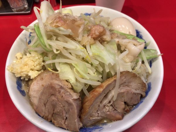 「ラーメン大(全マシ)+豚玉セット 980円」@ジャンクガレッジ 大宮駅前店の写真