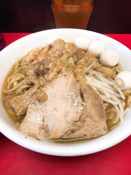 「ラーメン(中)＋うずら ヤサイ少な目 アブラ」@ラーメンハイキックの写真