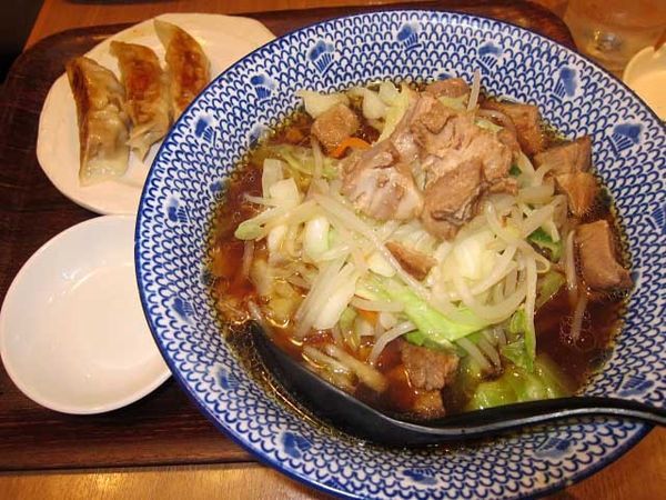 「とんさいらーめん醤油　740円他」@麺処直久 新橋店の写真