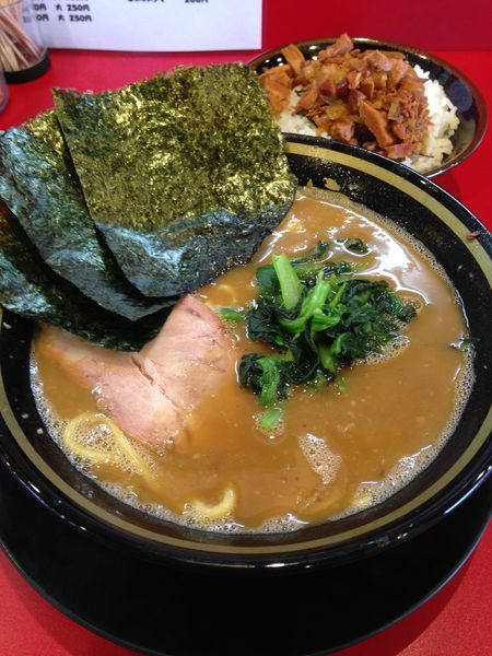 「ラーメン680円 チャーシュー丼大180円」@家系ラーメン たつ家の写真