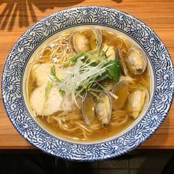 貝出汁塩そば（鶏モモ肉＋あさり）