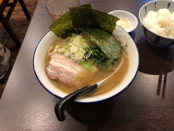 「ラーメン(中)750円+ごはん(おかわり自由)100円」@麺家 ジロー商店の写真