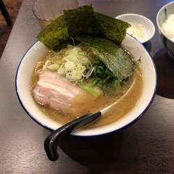 ラーメン(中)750円+ごはん(おかわり自由)100円