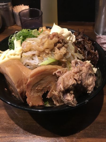「まぜそば＋豚2枚」@ガチ盛りラーメン アオイローの写真
