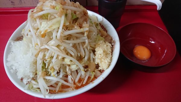 「辛ラーメン 全部 生卵 玉ねぎ」@らーめん 武丸の写真