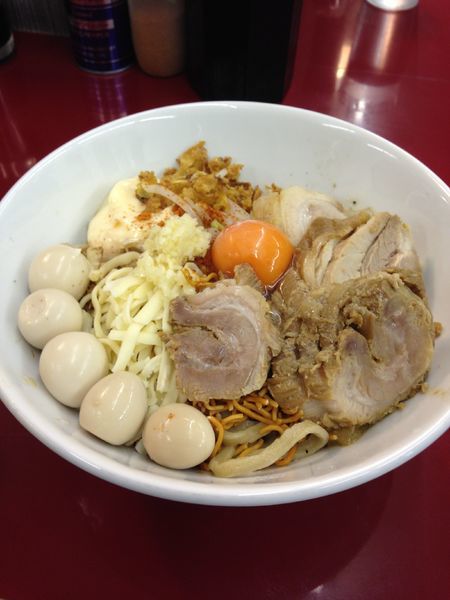 「まぜそば小800円 肉増し200円 ウズラ100円」@ジラフの写真