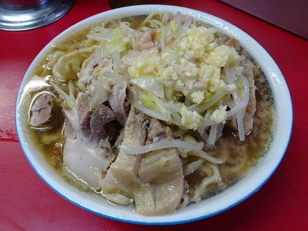 「小ラーメンW豚入り（700円）ヤサイニンニクアブラ」@ラーメン二郎 目黒店の写真