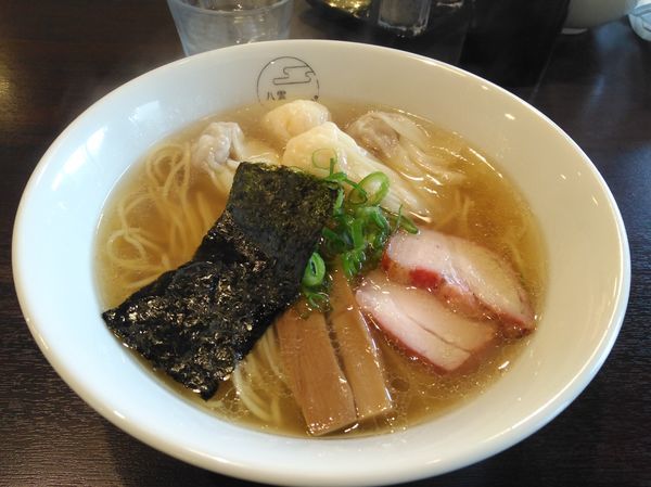 「肉ワンタン麺ハーフ　白出汁」@八雲の写真