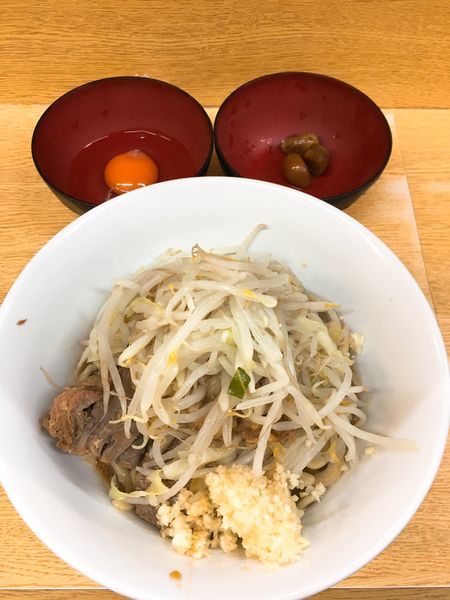 「小麺半分汁なしニンニクアブラ＋いいたまご＋づけにんにく」@ラーメン二郎 環七新新代田店の写真