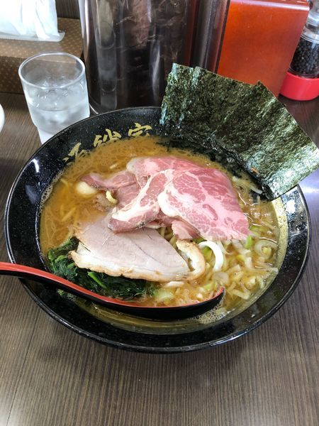 「レアチャーシュー麺大盛り  濃いめ かため」@横浜家系ラーメン 源絆家の写真