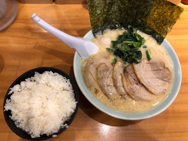 「チャーシュー麺 930円 サービスライス」@横浜家系ラーメン 船橋 魂心家の写真