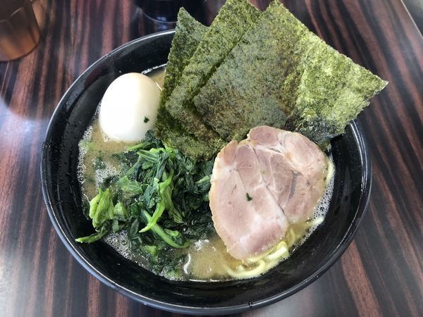 「半熟味玉ラーメン＋ほうれん草」@武蔵家直系 ぼうそう家の写真