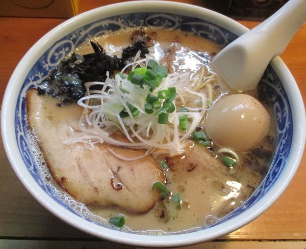 「とんこつらーめん+味玉　750円」@愚直の写真