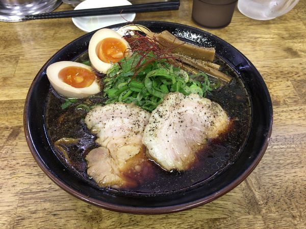 「【限定】丸めブラック＋味玉」@中華蕎麦 丸め 東久留米店の写真