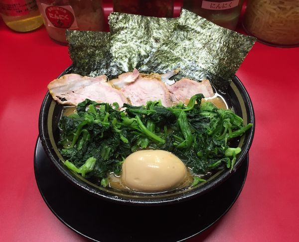 「チャーシューメン3枚(麺固め)青菜、はんじゅく玉子、半ライス」@家系ラーメン 王道家の写真