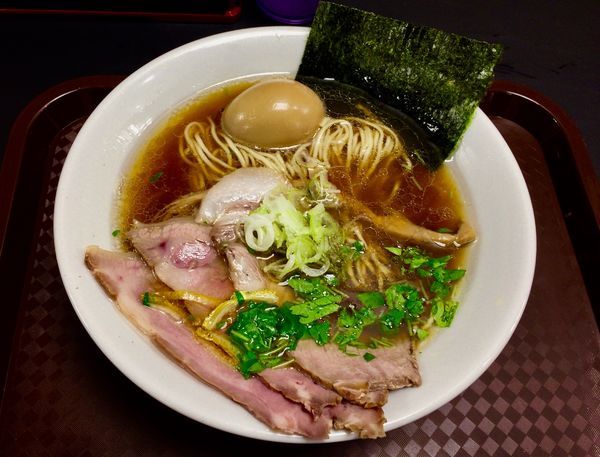 「鴨油と蛤の醤油そば〜特製トッピングver.〜」@SOBAHOUSE 金色不如帰 新宿御苑本店の写真