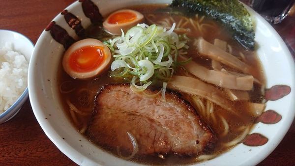 「醤油ラーメン味玉付」@麦わら屋の写真