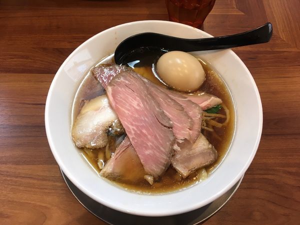 「醤油らーめん全部のせ」@純手打ち だるまの写真