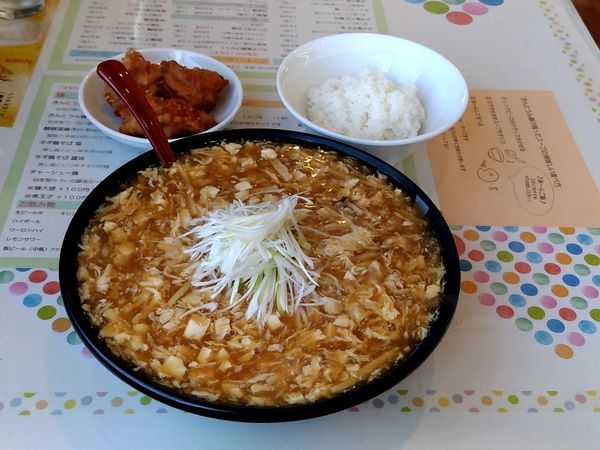 「酸辣湯麺(大盛・225g)810円＋唐揚げセット194円」@きんとうんの写真