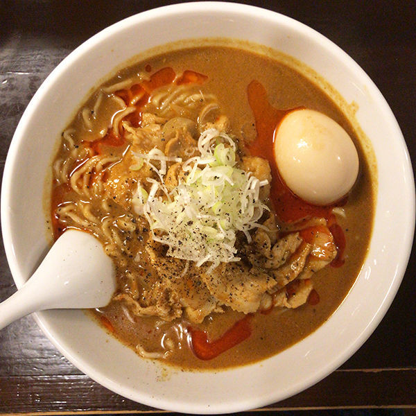 「【限定】中華風カレーラーメン＋味玉」@づゅる麺 池田の写真