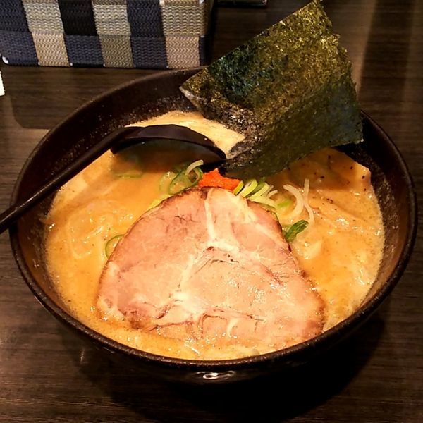 「白味噌らーめん」@北海道らーめん奥原流 久楽 EQUiA北千住店の写真