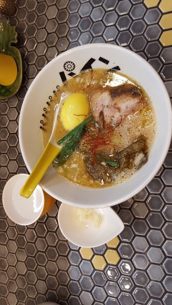 「海老塩ラーメン、味玉」@パイナップルラーメン屋さん パパパパパインの写真