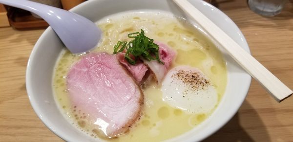 「白トリュフオイル香る鶏白湯麺」@らーめんMAIKAGURAの写真
