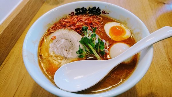 「【１１月限定】海老味噌らーめん(ピリ辛)+味玉(クーポン)」@らーめん 雅楽 GARAKUの写真