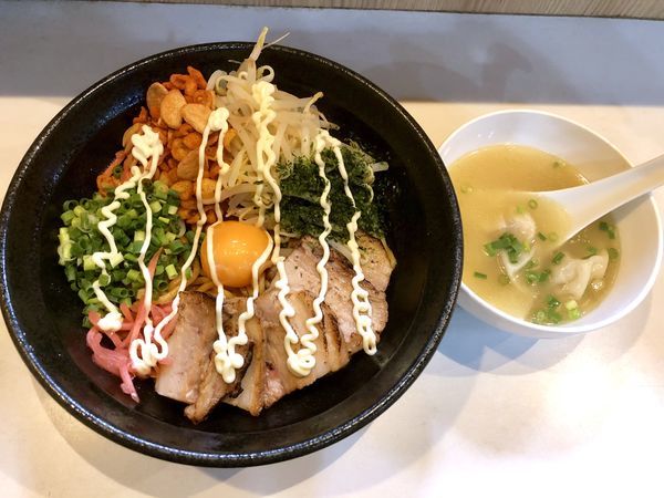 「【限定】Ｐヤングソースまぜそば (ワンタンスープ付)￥800」@麺屋 扇 SENの写真