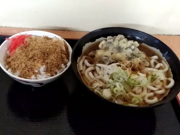 「一石二鳥Ａセット(舞茸天うどん＋そぼろごはん)500円」@そば・うどん 八起家 西口店の写真
