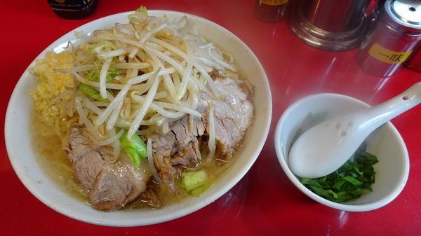 「ラーメン小（750円）＋青ネギ（100円）ヤサイニンニク」@ラーメン二郎 西台駅前店の写真