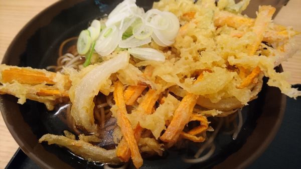 「かき揚げそば」@立食蕎麦処 おか田の写真