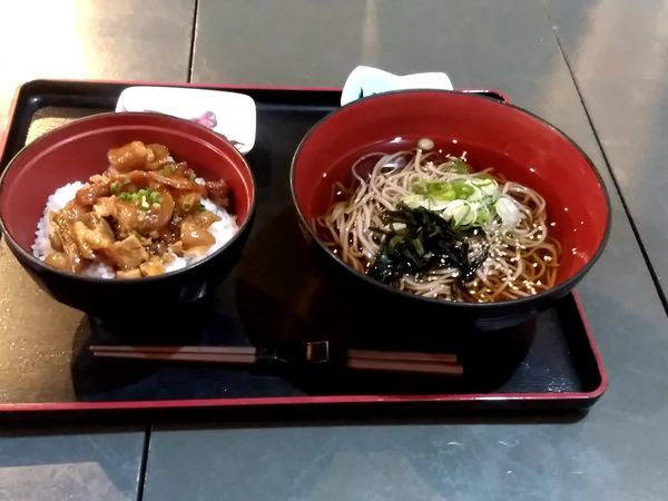 「本日のランチ(牛すじ煮込丼と冷かけそば)850円」@田舎料理しおんの写真