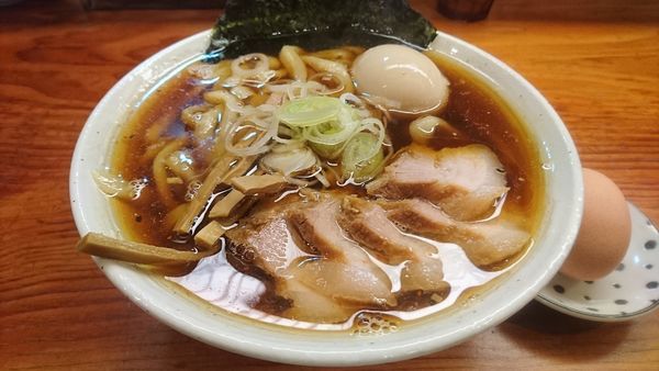 「【本日昼限定】特製醤油らーめん+月見玉子」@純手打ち 麺と未来の写真