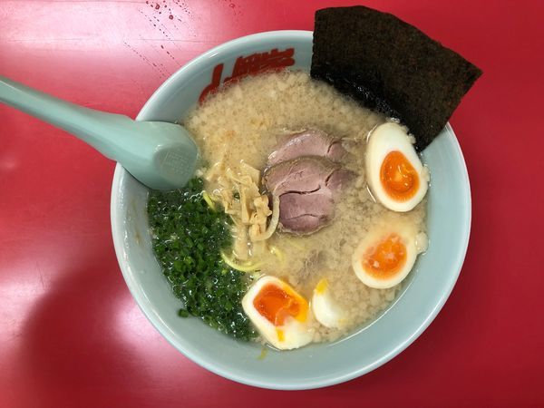 「プレミアム塩トン子ツ味玉ダブル」@山岡家 山梨甲斐店の写真