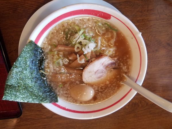 「醤油ラーメン」@らーめん屋 あじとら 狭山笹井店の写真