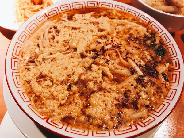 「ピリ辛豚骨ラーメン&しめじおこわセット1000円」@食堂酒場 Graciaの写真