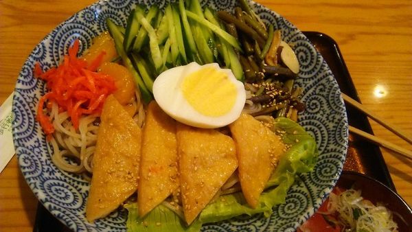 「冷しきつねそば 1000円」@日本そば 朝日屋総本店の写真