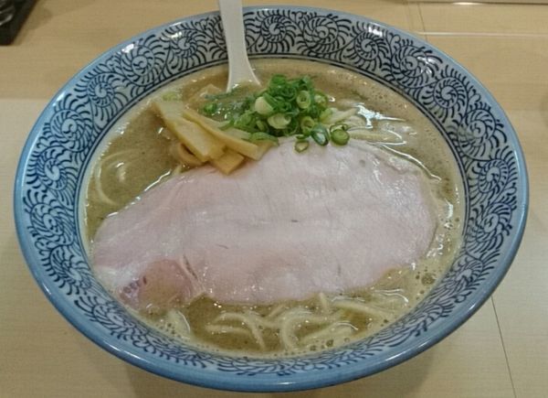「豚骨魚介らーめん」@濃厚つけ麺・ラーメン 八重桜の写真