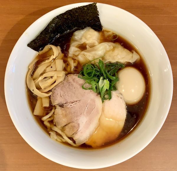 「味玉醤油ラーメンワンタン2個トッピング」@自家製手もみ麺 鈴ノ木の写真