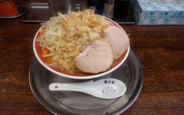 「小ラーメン（味薄め）ニンニク、アブラマシ、ヤサイ少しだけマシ」@麺でる 南大沢店の写真