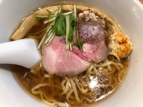 「金目鯛スープに炙り真鯛を加えた二段仕込みの醤油らぁ麺 800円」@らぁ麺 鳳仙花の写真