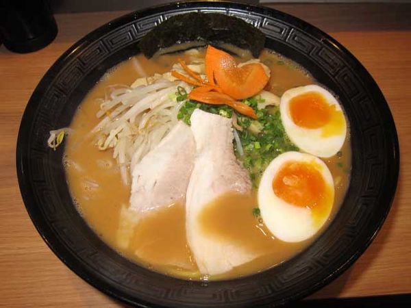 「黒らーめん（醤油）　800円＋無料の味玉」@らーめん渡邉の写真