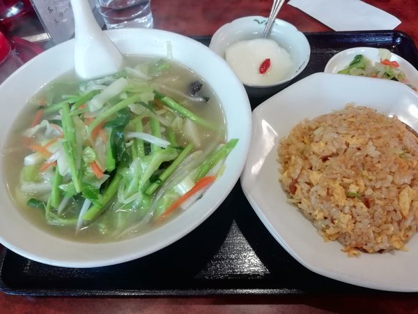 「タン麺と半チャーハン（ランチセット、800円）」@味楽 鹿島田店の写真