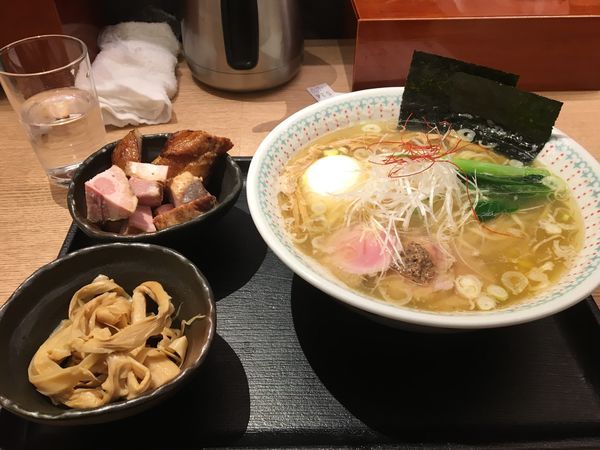 「塩そば 味玉 メンマ 切り落としチャーシュー」@中華そば 勝本の写真