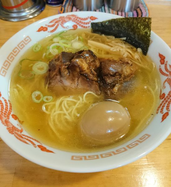 「塊チャーシュー麺 塩 １５０g ワイルドな煮玉子」@地鶏らーめん 花道の写真