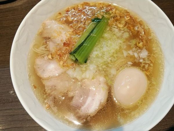 「塩らぁ麺＋名古屋コーチン味玉」@支那そばや 本店の写真