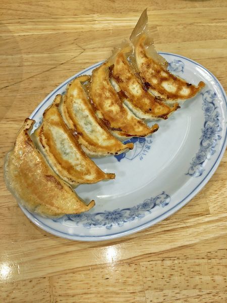 「塩ラーメンと餃子（よく焼き）」@ぎょうざの満洲 中野南口店の写真